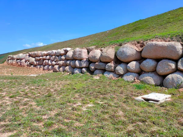 Natürliche Findlinge Werden Als Stützmauern Von Böschungen Verwendet Die Aufgeschüttet — Stockfoto