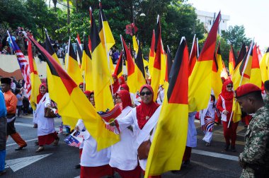 SEREMBAN, MALAYSIA - 31 Ağustos 2019: Malezya Bağımsızlık Yürüyüşü sırasında UMNO bayrağı taşıyan siyasi parti üyeleri. UMNO, Malezya 'nın en büyük siyasi partisidir..  