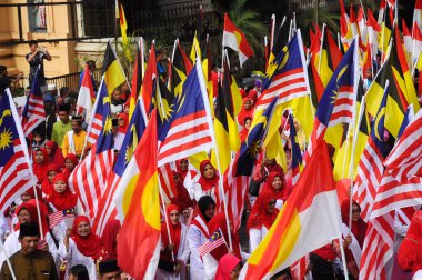 SEREMBAN, MALAYSIA - 31 Ağustos 2019: Malezya Bağımsızlık Yürüyüşü sırasında UMNO bayrağı taşıyan siyasi parti üyeleri. UMNO, Malezya 'nın en büyük siyasi partisidir..  