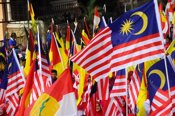 Seremban Malaysia August 2019年8月31日 马来西亚独立阅兵式期间持有巫统旗帜的政党巫统党员 巫统是马来西亚最大的马来人政党 — 图库照片