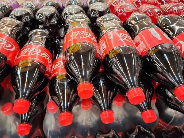 クアラルンプール マレーシア 2020年10月13日 大型スーパーで販売する棚に 大きなボトル入りのコーラ飲料が展示されています 大量の需要に基づいて配置されます — ストック写真