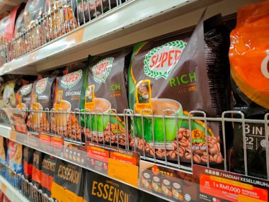SEREMBAN, MALAYSIA -HAZİRAN 8 Haziran 2020: Yumuşak pakette paketlenmiş ve süpermarkette satışa sunulan 3 içecekten oluşan bir odaklanma. Müşterinin seçmesi kolay olsun diye markaya göre sıralanır. 