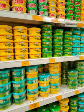 SEREMBAN, MALAYSIA - 5 Mart 2020: Süpermarkette satışta olan bulaşık makinesi sıvısına odaklanmış durumda. Müşterilerin seçmesini kolaylaştırmak için markayla ayrılmış..