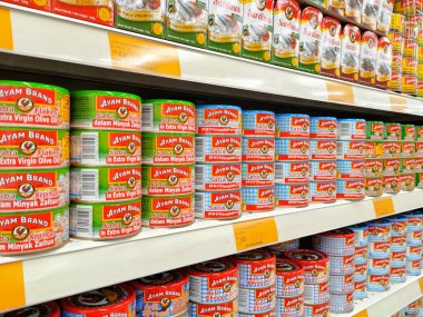 SEREMBAN, MALAYSIA -OCTOBER 5, 2020: Metal kutuda ton balığı filetosuna odaklanmış ve süpermarketteki raflarda satışa sunulmuştur. Değişik tat ve tatları var.. 