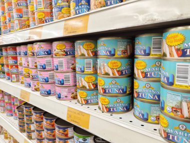 SEREMBAN, MALAYSIA -OCTOBER 5, 2020: Metal kutuda ton balığı filetosuna odaklanmış ve süpermarketteki raflarda satışa sunulmuştur. Değişik tat ve tatları var.. 