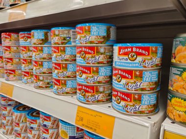 SEREMBAN, MALAYSIA -OCTOBER 5, 2020: Metal kutuda ton balığı filetosuna odaklanmış ve süpermarketteki raflarda satışa sunulmuştur. Değişik tat ve tatları var.. 