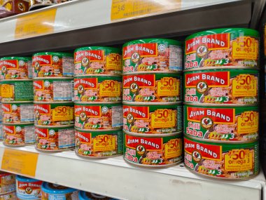 SEREMBAN, MALAYSIA -OCTOBER 5, 2020: Metal kutuda ton balığı filetosuna odaklanmış ve süpermarketteki raflarda satışa sunulmuştur. Değişik tat ve tatları var.. 