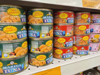 SEREMBAN, MALAYSIA -OCTOBER 5, 2020: Metal kutuda ton balığı filetosuna odaklanmış ve süpermarketteki raflarda satışa sunulmuştur. Değişik tat ve tatları var.. 