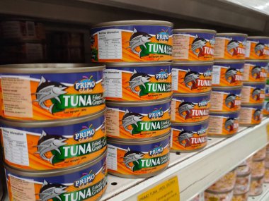 SEREMBAN, MALAYSIA -OCTOBER 5, 2020: Metal kutuda ton balığı filetosuna odaklanmış ve süpermarketteki raflarda satışa sunulmuştur. Değişik tat ve tatları var.. 