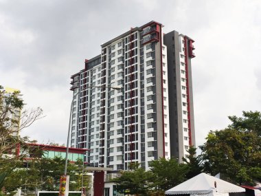 SELANGOR, MALAYSIA 22 HAZİRAN 2020: modern cephe tasarımlı yüksek katlı apartman. Malezya 'nın kentsel bölgelerinde popülerdir. Oturanların kullanımı için çeşitli olanaklar sağlanmaktadır..