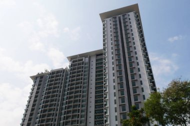 SELANGOR, MALAYSIA 22 HAZİRAN 2020: modern cephe tasarımlı yüksek katlı apartman. Malezya 'nın kentsel bölgelerinde popülerdir. Oturanların kullanımı için çeşitli olanaklar sağlanmaktadır..