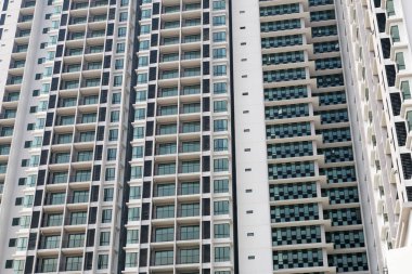 SELANGOR, MALAYSIA 22 HAZİRAN 2020: modern cephe tasarımlı yüksek katlı apartman. Malezya 'nın kentsel bölgelerinde popülerdir. Oturanların kullanımı için çeşitli olanaklar sağlanmaktadır..