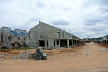 SEREMBAN, MALAYSIA -NİSAN 09, 2020: Malezya 'da inşa halindeki yeni çift katlı lüks teras evi. Modern ve çağdaş stili olan bir mimar tarafından tasarlandı.. 