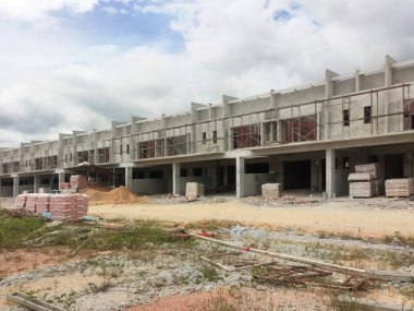 SEREMBAN, MALAYSIA -NİSAN 09, 2020: Malezya 'da inşa halindeki yeni çift katlı lüks teras evi. Modern ve çağdaş stili olan bir mimar tarafından tasarlandı.. 