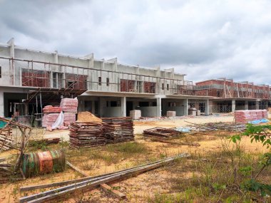 SEREMBAN, MALAYSIA -NİSAN 09, 2020: Malezya 'da inşa halindeki yeni çift katlı lüks teras evi. Modern ve çağdaş stili olan bir mimar tarafından tasarlandı.. 