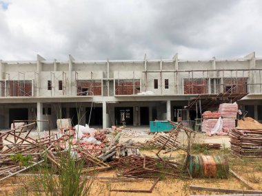 SEREMBAN, MALAYSIA -NİSAN 09, 2020: Malezya 'da inşa halindeki yeni çift katlı lüks teras evi. Modern ve çağdaş stili olan bir mimar tarafından tasarlandı.. 