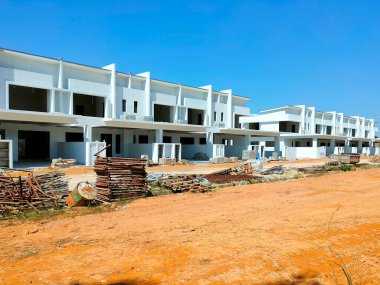 SEREMBAN, MALAYSIA -NİSAN 09, 2020: Malezya 'da inşa halindeki yeni çift katlı lüks teras evi. Modern ve çağdaş stili olan bir mimar tarafından tasarlandı.. 