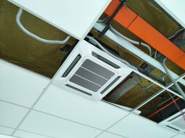 SELANGOR, MALAYSIA - 2 Mart 2021: tavan kaset klima kurulumu. Tavana monte edilmiş ve alanı daha verimli soğutma yeteneğine sahip..
