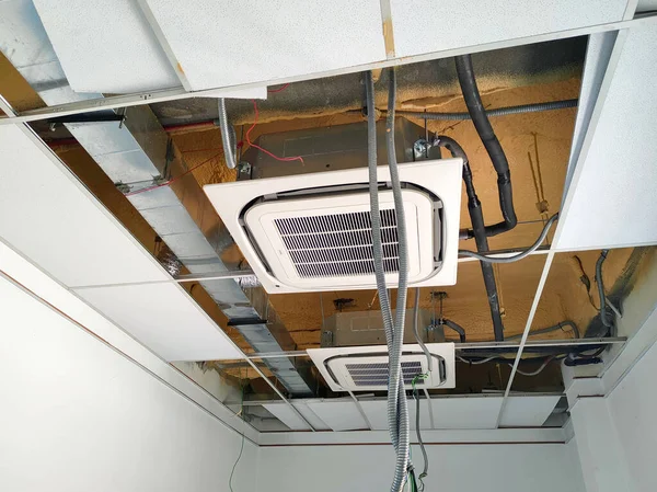 Selangor Malaysia March 2021 安装天花板盒式空调 安装在天花板上 能够更有效地冷却空间 — 图库照片