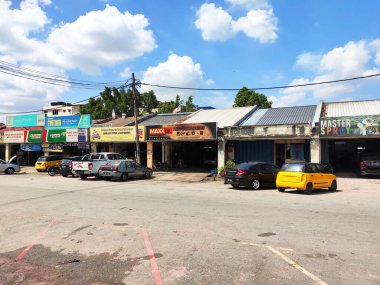 KUALA LUMPUR, MALAYSIA - 07 Mart 2020: ticari alanda teras mağazaları ön cephe. Kiracılar ve ticari faaliyetlerle dolu. Ana yola bakan cephe