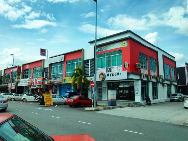 KUALA LUMPUR, MALAYSIA - 07 Mart 2020: ticari alanda teras mağazaları ön cephe. Kiracılar ve ticari faaliyetlerle dolu. Ana yola bakan cephe