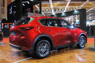 KUALA LUMPUR, MALAYSIA - 2 Mart 2019: büyük sergi salonlarında yepyeni bir Mazda SUV arabası. Japon malı. Müşteri için görüntülendi. 