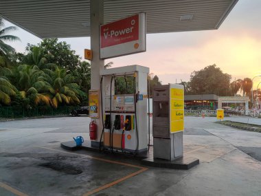 SELANGOR, MALAYSIA - 05 Mart 2020: kabuk benzin istasyonu ve yakıt pompa dağıtıcısı. Shell, insan etkileşiminden kaçınmak için otomatik hizmet ödeme yöntemi sunuyordu..