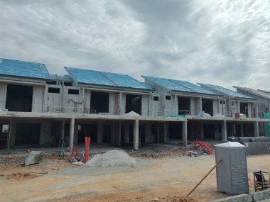 SEREMBAN, MALAYSIA -15 Nisan 2020: Malezya 'da inşa halindeki yeni çift katlı lüks teras evi. Modern ve çağdaş stili olan bir mimar tarafından tasarlandı.. 