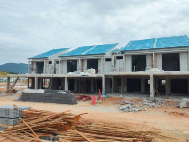 SEREMBAN, MALAYSIA -15 Nisan 2020: Malezya 'da inşa halindeki yeni çift katlı lüks teras evi. Modern ve çağdaş stili olan bir mimar tarafından tasarlandı.. 