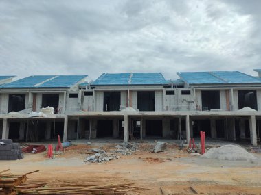 SEREMBAN, MALAYSIA -15 Nisan 2020: Malezya 'da inşa halindeki yeni çift katlı lüks teras evi. Modern ve çağdaş stili olan bir mimar tarafından tasarlandı.. 