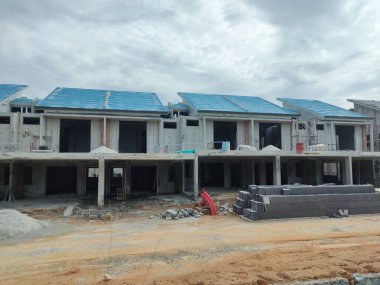 SEREMBAN, MALAYSIA -15 Nisan 2020: Malezya 'da inşa halindeki yeni çift katlı lüks teras evi. Modern ve çağdaş stili olan bir mimar tarafından tasarlandı.. 
