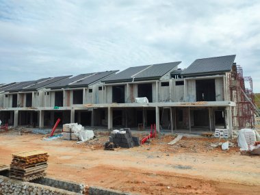 SEREMBAN, MALAYSIA -15 Nisan 2020: Malezya 'da inşa halindeki yeni çift katlı lüks teras evi. Modern ve çağdaş stili olan bir mimar tarafından tasarlandı.. 