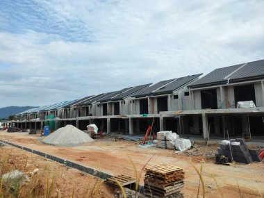 SEREMBAN, MALAYSIA -15 Nisan 2020: Malezya 'da inşa halindeki yeni çift katlı lüks teras evi. Modern ve çağdaş stili olan bir mimar tarafından tasarlandı.. 