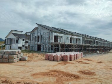 SEREMBAN, MALAYSIA -15 Nisan 2020: Malezya 'da inşa halindeki yeni çift katlı lüks teras evi. Modern ve çağdaş stili olan bir mimar tarafından tasarlandı.. 