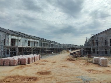 SEREMBAN, MALAYSIA -15 Nisan 2020: Malezya 'da inşa halindeki yeni çift katlı lüks teras evi. Modern ve çağdaş stili olan bir mimar tarafından tasarlandı.. 