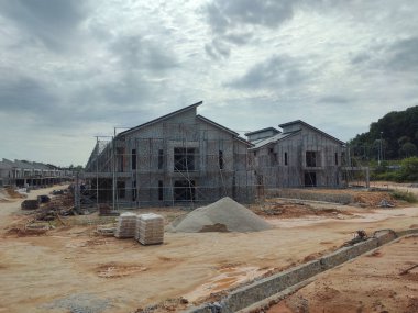 SEREMBAN, MALAYSIA -15 Nisan 2020: Malezya 'da inşa halindeki yeni çift katlı lüks teras evi. Modern ve çağdaş stili olan bir mimar tarafından tasarlandı.. 
