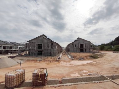 SEREMBAN, MALAYSIA -15 Nisan 2020: Malezya 'da inşa halindeki yeni çift katlı lüks teras evi. Modern ve çağdaş stili olan bir mimar tarafından tasarlandı.. 