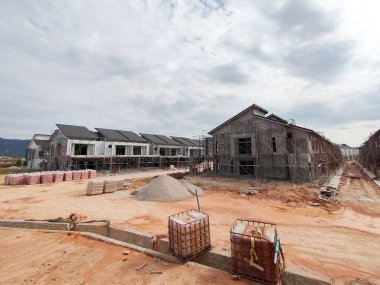 SEREMBAN, MALAYSIA -15 Nisan 2020: Malezya 'da inşa halindeki yeni çift katlı lüks teras evi. Modern ve çağdaş stili olan bir mimar tarafından tasarlandı.. 