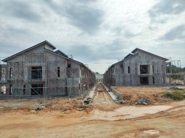 SEREMBAN, MALAYSIA -15 Nisan 2020: Malezya 'da inşa halindeki yeni çift katlı lüks teras evi. Modern ve çağdaş stili olan bir mimar tarafından tasarlandı.. 