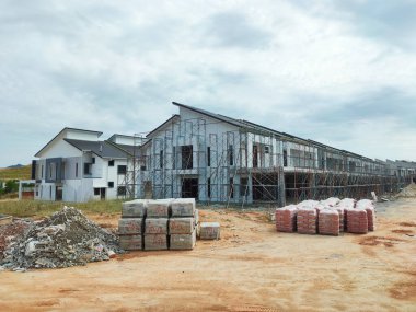SEREMBAN, MALAYSIA -15 Nisan 2020: Malezya 'da inşa halindeki yeni çift katlı lüks teras evi. Modern ve çağdaş stili olan bir mimar tarafından tasarlandı.. 