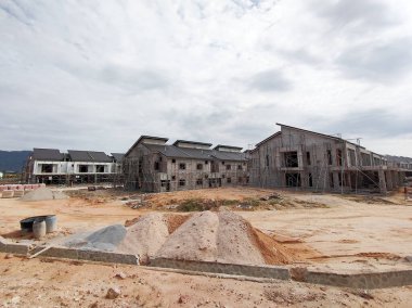 SEREMBAN, MALAYSIA -15 Nisan 2020: Malezya 'da inşa halindeki yeni çift katlı lüks teras evi. Modern ve çağdaş stili olan bir mimar tarafından tasarlandı.. 