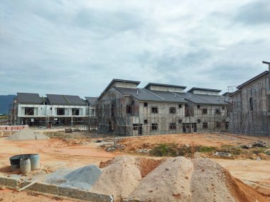 SEREMBAN, MALAYSIA -15 Nisan 2020: Malezya 'da inşa halindeki yeni çift katlı lüks teras evi. Modern ve çağdaş stili olan bir mimar tarafından tasarlandı.. 
