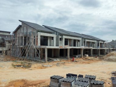SEREMBAN, MALAYSIA -15 Nisan 2020: Malezya 'da inşa halindeki yeni çift katlı lüks teras evi. Modern ve çağdaş stili olan bir mimar tarafından tasarlandı.. 