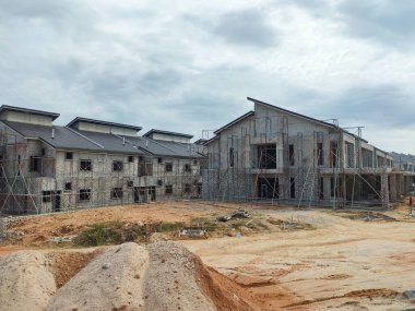 SEREMBAN, MALAYSIA -15 Nisan 2020: Malezya 'da inşa halindeki yeni çift katlı lüks teras evi. Modern ve çağdaş stili olan bir mimar tarafından tasarlandı.. 