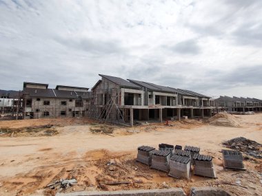 SEREMBAN, MALAYSIA -15 Nisan 2020: Malezya 'da inşa halindeki yeni çift katlı lüks teras evi. Modern ve çağdaş stili olan bir mimar tarafından tasarlandı.. 
