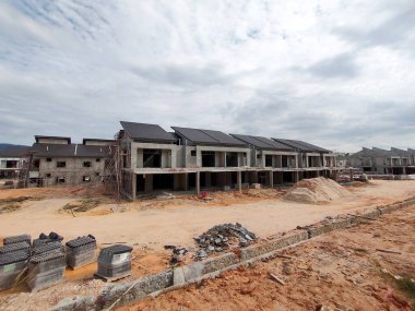 SEREMBAN, MALAYSIA -15 Nisan 2020: Malezya 'da inşa halindeki yeni çift katlı lüks teras evi. Modern ve çağdaş stili olan bir mimar tarafından tasarlandı.. 
