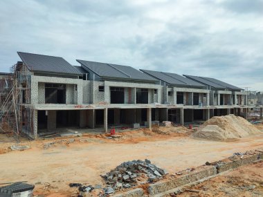 SEREMBAN, MALAYSIA -15 Nisan 2020: Malezya 'da inşa halindeki yeni çift katlı lüks teras evi. Modern ve çağdaş stili olan bir mimar tarafından tasarlandı.. 