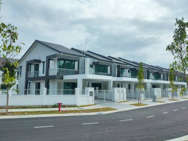 SEREMBAN, MALAYSIA -15 Nisan 2020: Malezya 'da inşa halindeki yeni çift katlı lüks teras evi. Modern ve çağdaş stili olan bir mimar tarafından tasarlandı.. 