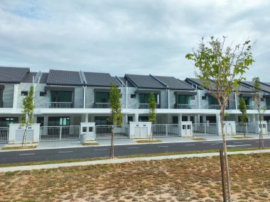 SEREMBAN, MALAYSIA -15 Nisan 2020: Malezya 'da inşa halindeki yeni çift katlı lüks teras evi. Modern ve çağdaş stili olan bir mimar tarafından tasarlandı.. 
