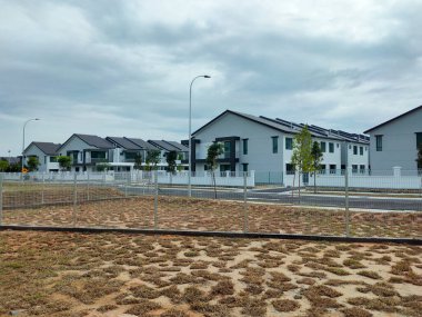 SEREMBAN, MALAYSIA -15 Nisan 2020: Malezya 'da inşa halindeki yeni çift katlı lüks teras evi. Modern ve çağdaş stili olan bir mimar tarafından tasarlandı.. 